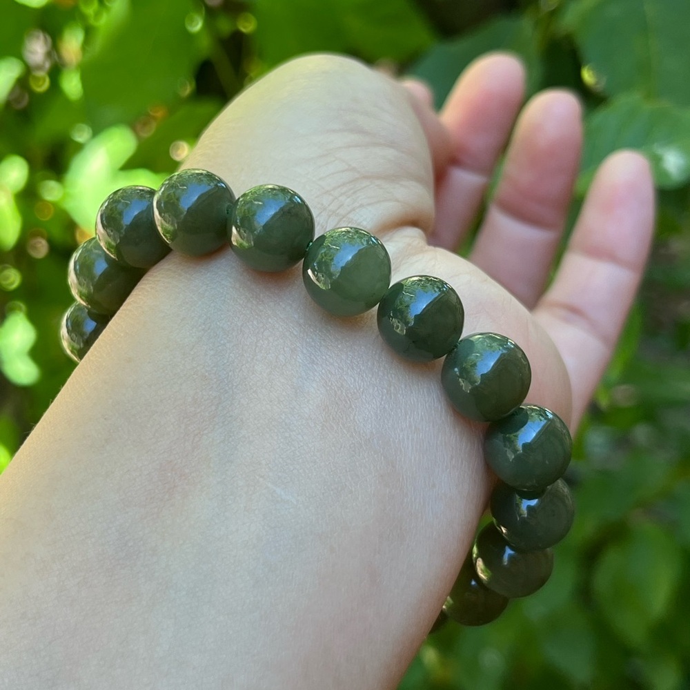 10.5mm stretchable green‎ jade bracelet - Picture 6 of 7